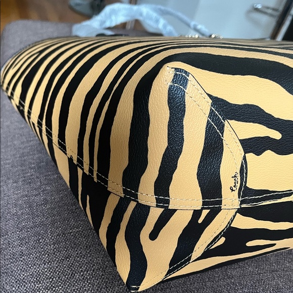 NWT Coach City Tote With Tiger Print - Picture 5 of 12